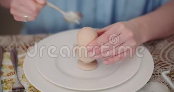 女人在盘子里剥蛋视频的预览图