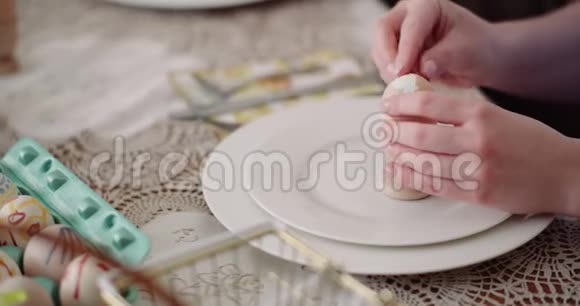 女人在盘子里剥蛋视频的预览图