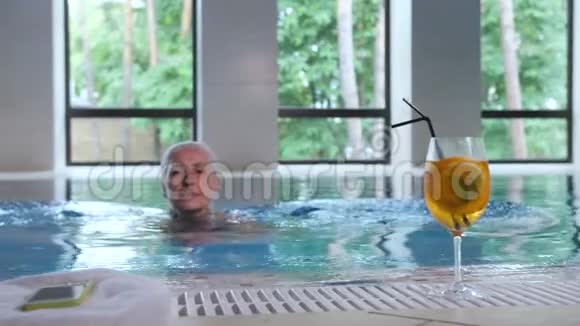 成熟的女性在温泉酒店游泳池边视频的预览图