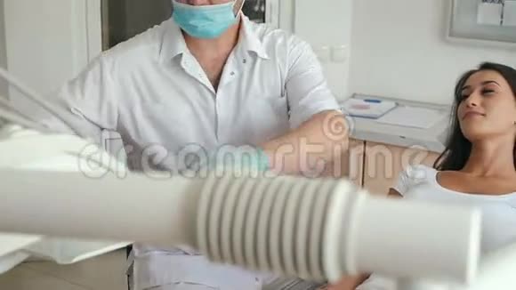 病人到牙医处检查和牙科清洁的画像视频的预览图
