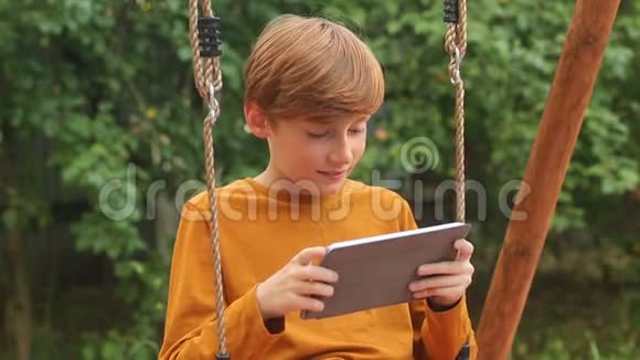 男孩在平板电脑上玩游戏视频的预览图
