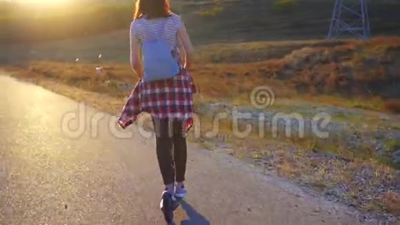 年轻女孩骑着电动滑板车在路上阳光后视视频的预览图