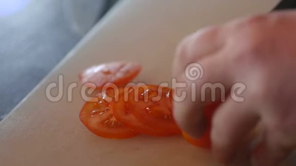 厨师用刀切了一个西红柿视频的预览图