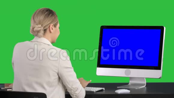 商业女性在她的电脑上工作的绿色屏幕铬钥匙蓝色屏幕模拟显示视频的预览图