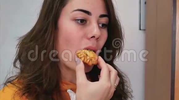 女人吃饼干视频的预览图