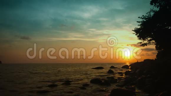 日落前的热带海洋上空泰国美丽的景观视频的预览图