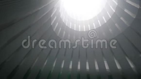 大型冷却塔的绿色水池桥视频的预览图