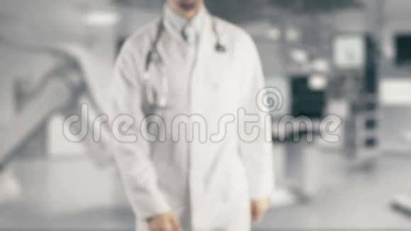 手握避孕药的医生视频的预览图
