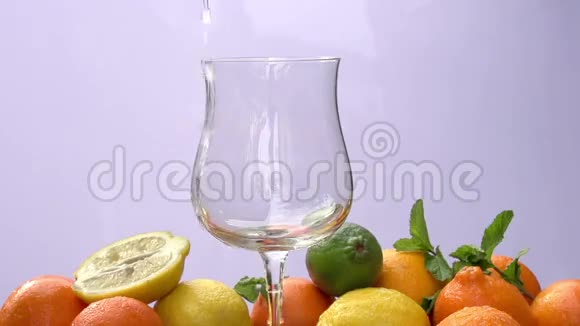在一个玻璃浇注柠檬视频的预览图