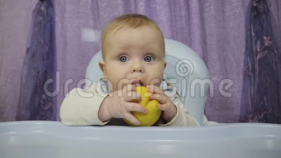 一个小男孩品尝柠檬视频的预览图