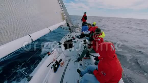 帆船游艇甲板上的水手船长视频的预览图
