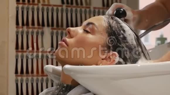 理发师洗头发视频的预览图