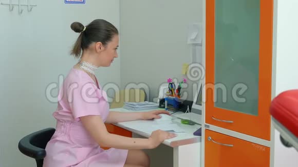 穿着性感粉色外套的年轻漂亮女医生视频的预览图