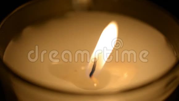 蜡烛上的火焰视频的预览图