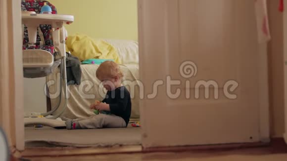 小男孩玩打哈欠视频的预览图