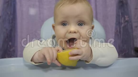 一个小男孩品尝柠檬视频的预览图