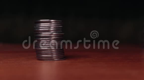 一堆硬币放在桌子上视频的预览图