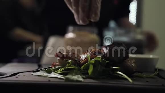 模糊的厨师提供有青菜的烤肉视频的预览图