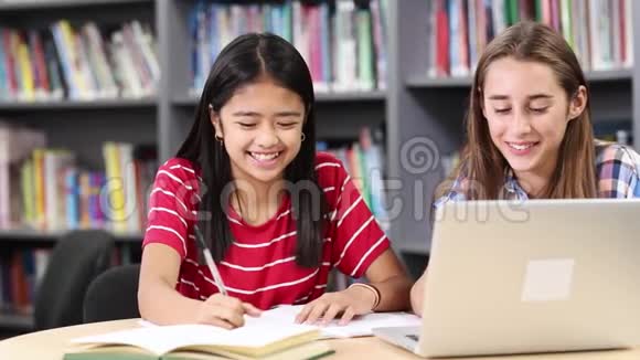 两名女生在笔记本电脑上工作视频的预览图