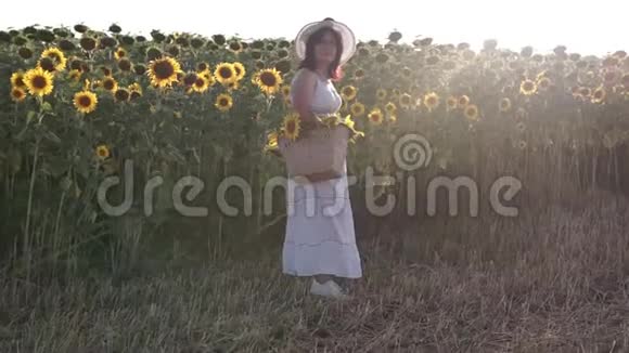 一个戴着帽子和白色裙子的女人视频的预览图