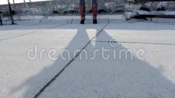 屋顶上的女人张开双臂视频的预览图