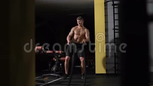 健美运动员有趣的舞蹈健身房健身锻炼与绳索搏斗视频的预览图