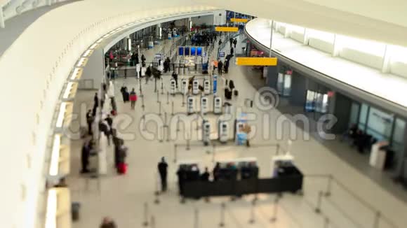 机场旅客超时倾斜移位视频的预览图