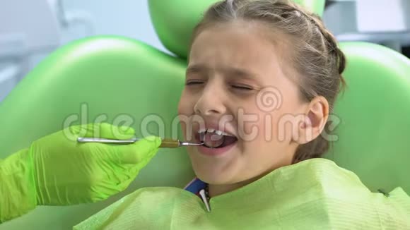 小女孩害怕用嘴镜检查牙齿孩子气害怕压力大视频的预览图