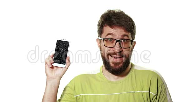 断小器的概念一个留胡子的人用一个坏屏幕显示智能手机他歇斯底里地笑视频的预览图