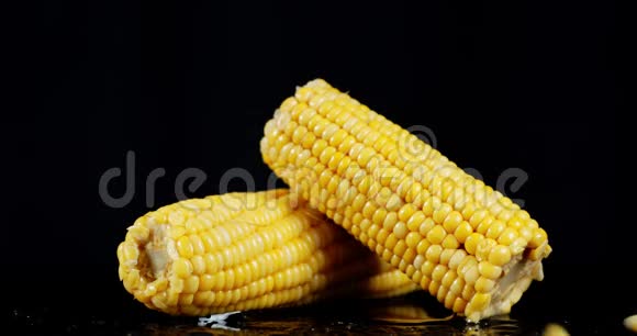 玉米落在玉米芯上视频的预览图