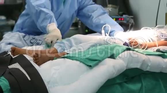 护士从手术室的病床转移到担架床到康复区视频的预览图