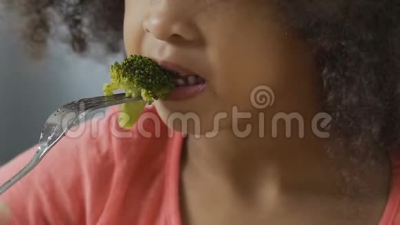 小女孩尝试花椰菜讨厌它孩子们受不了生菜视频的预览图
