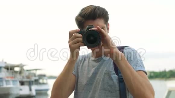 专业摄影师使用他的照片相机的肖像视频的预览图