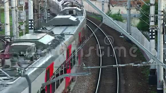 高速列车通过铁路视频的预览图