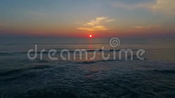 太阳升起的波浪I视频的预览图