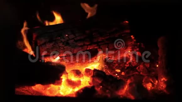 壁炉中的火焰发光日志视频的预览图