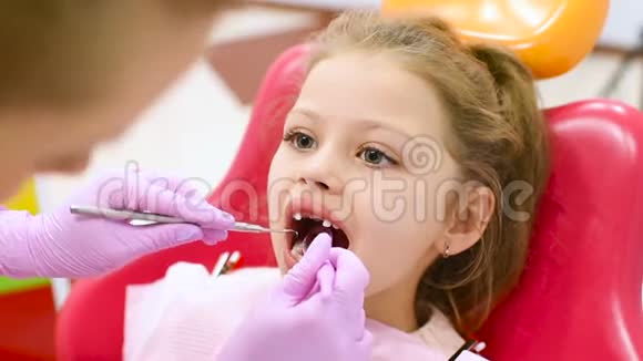 这孩子是个可爱的女孩牙椅里没有前乳牙齿视频的预览图