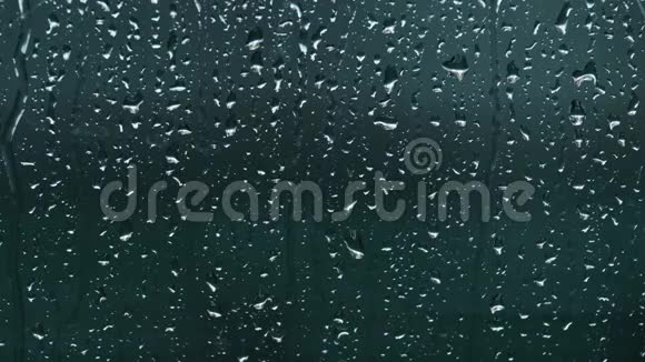 特写雨滴落在窗户上雨天视频的预览图