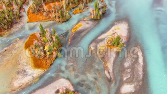 喀纳斯河秋景空中摄影4k视频的预览图