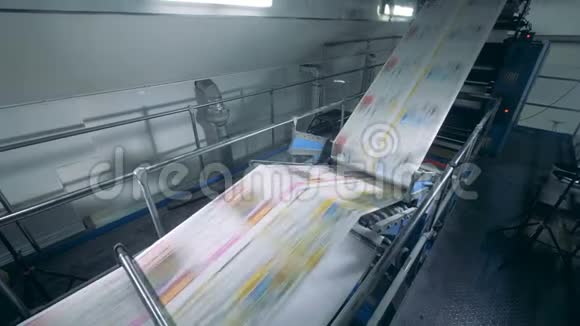 印刷办公室和彩色纸在机器上滚动视频的预览图