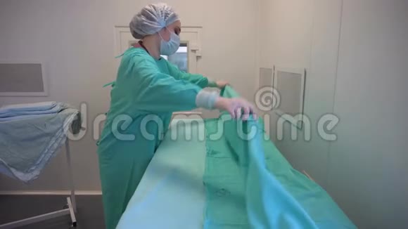 护士正在做一张病床视频的预览图