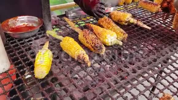 哥伦比亚烤玉米哥伦比亚波哥大街头食品街头最地道最美味的食物之一视频的预览图