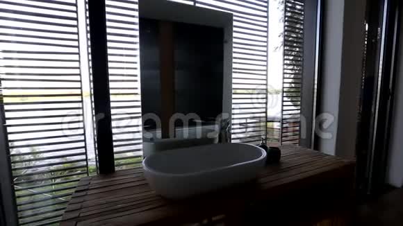 浴室浴室凉爽的镜子温和的新的旧的淋浴池瓦片再生木视频的预览图