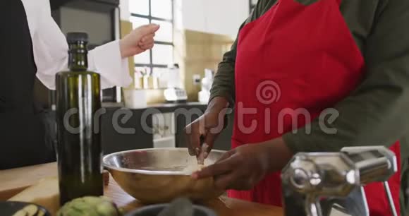 厨师一起做饭视频的预览图
