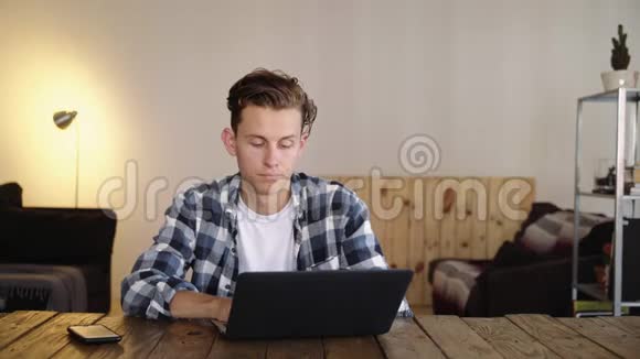 愤怒沮丧的男人砸桌子上的笔记本电脑视频的预览图