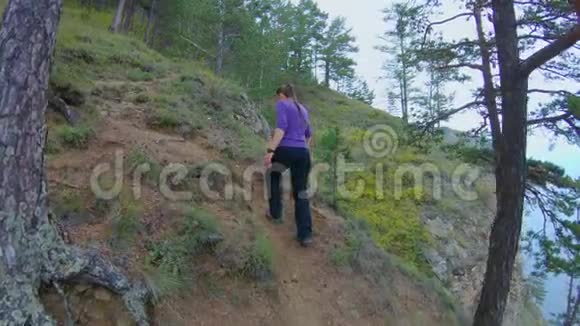 女孩爬上陡峭的斜坡视频的预览图