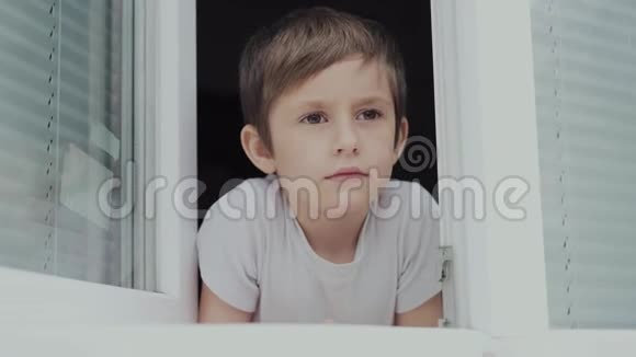 一个被隔离的男孩视频的预览图