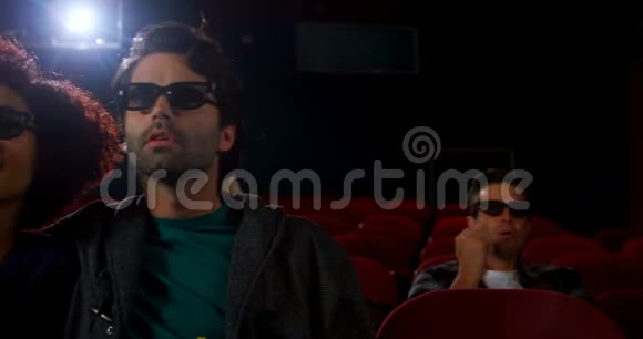 一对3D眼镜在4k剧院看电影视频的预览图