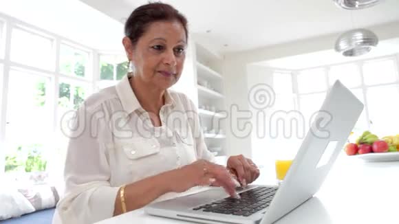 印度妇女在家使用笔记本电脑视频的预览图