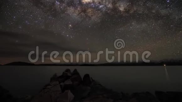 壮观的北极光时间推移长曝光稳定观星流星雨银河系多云夜空视频的预览图